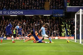 Thắng Chelsea, Man City rút ngắn khoảng cách với Arsenal 