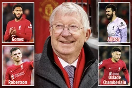 Sir Alex Ferguson bị 4 cầu thủ Liverpool ‘vây quanh’