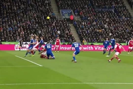 Trọng tài mắc sai lầm phi thường trong trận đấu của Arsenal