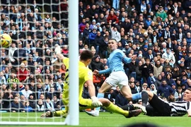 Thắng Newcastle, Man City gây sức ép cho Arsenal