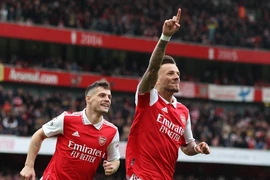 Arsenal thắng dễ, Chelsea hụt hơi
