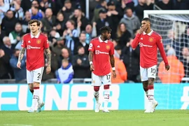 Ten Hag chỉ trích MU, Shaw ‘đổ dầu vào lửa’ 