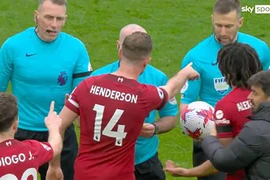 Cơ quan quản lý trọng tài điều tra trận Liverpool và Arsenal
