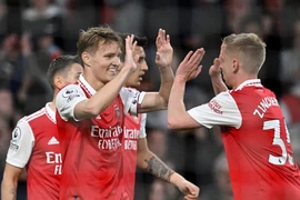 Arsenal chiếm lại ngôi đầu bảng Premier League