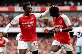 Arsenal vất vả giữ 3 điểm trong ngày đầu ra quân Premier League