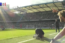 Klopp quỳ gối không tin vào quyết định của trọng tài, Salah bất mãn