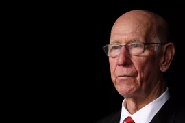 MU để tang huyền thoại Sir Bobby Charlton và vòng hoa trên sân của Bruno Fernandes