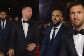 Vệ sĩ của Messi nhận mưa lời khen vì hành động trong Gala quả bóng vàng