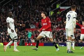 MU nhọc nhằn giành 3 điểm, Arsenal thắng dễ Burnley