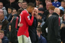 Ten Hag giải thích lý do Varane không hợp với Maguire