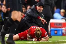 Saka xin lỗi sau khi khiến Klopp ngã chổng vó và sao Liverpool nhập viện
