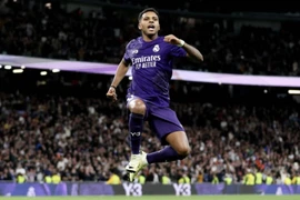 Real Madrid tái lập khoảng cách 8 điểm với Barca