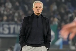 Mourinho và Ten Hag lời qua tiếng lại về MU