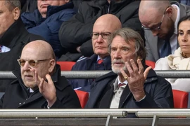 Huyền thoại MU gửi tin nhắn tàn bạo tới Sir Jim Ratcliffe