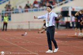 HLV Kim Sang-sik tiết lộ lý do đứng suốt 90 phút