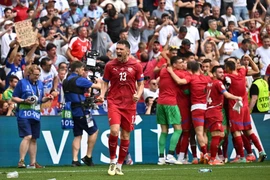 Serbia thoát thua ngoạn mục trước Slovenia