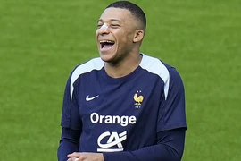 Chùm ảnh Mbappe trở lại tập luyện với chiếc mũi bị gãy