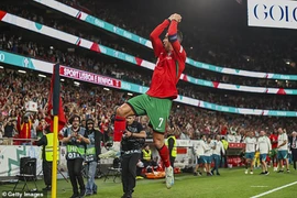 Ronaldo xin ngồi dự bị ở tuyển Bồ Đào Nha