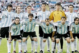 Messi đoàn tụ với đồng đội sau 16 năm