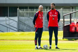 Phòng thay đồ MU bày tỏ cảm xúc về việc Nistelrooy thay thế Ten Hag