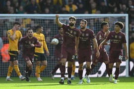 Man City ngược dòng phút bù giờ, lên đỉnh Premier League