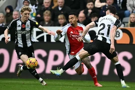 Arsenal gục ngã trên sân khách