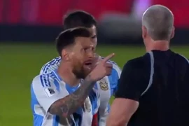 Messi tức giận đối đầu với trọng tài ‘hèn nhát’