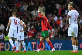 Ronaldo lập siêu phẩm, Bồ Đào Nha “hủy diệt” Ba Lan