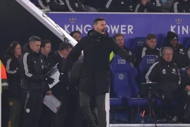 Van Nistelrooy chỉ trích một cầu thủ Leicester City và cuộc cãi vã dữ dội