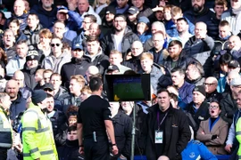 Tranh cãi dữ dội khi trọng tài bẻ còi trận MU thoát thua Everton