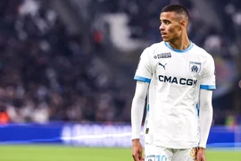 Quả bóng đang nằm trong chân của Mason Greenwood