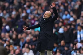 Pep Guardiola giải thích về quyết định kỳ lạ, tức giận với trọng tài