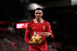 Chi tiết mới về vụ bê bối của Alexander-Arnold tại Liverpool