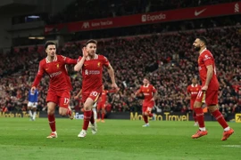 Tranh cãi bàn thắng của Liverpool: Moyes nổi giận, Slot nói đúng luật