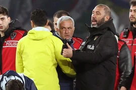 Mourinho bị cấm chỉ đạo sau sự cố kỳ lạ
