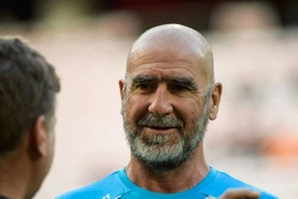 Cantona đối đầu trực diện với MU