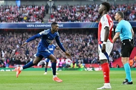 Arsenal gục ngã trước PSG
