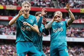 Arsenal thua ngược trên sân nhà