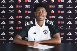 Đánh bại PSG và Chelsea, MU công bố tân binh thứ ba