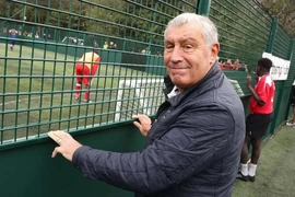 Thủ môn huyền thoại Peter Shilton mất kỷ lục thế giới đáng kinh ngạc