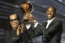 Dembele rơi nước mắt cám ơn Messi sau khi giành quả bóng vàng