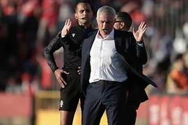 Mourinho gây ra tranh cãi chỉ sau 2 trận dẫn dắt Benfica