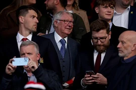 Sir Alex Ferguson nghỉ hưu khiến MU mất hàng chục triệu bảng Anh