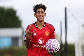Vì sao thần đồng của MU không thể ra mắt Premier League ở mùa này?