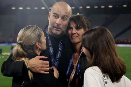 Pep Guardiola mất vợ vì Man City