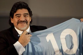 3 huyền thoại bóng đá thầm yêu Arsenal: Bất ngờ Maradona
