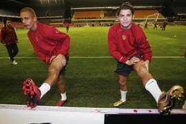 Huyền thoại MU giành 5 danh hiệu Premier League phá sản: 'May mắn tôi còn việc làm'