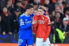  FIFA đề xuất luật mới: Cầu thủ che miệng nói chuyện sẽ bị thẻ đỏ