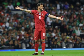 Bruno Fernandes bất lực trong lần đầu tiên làm đội trưởng tuyển Bồ Đào Nha
