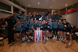 Arsenal ăn mừng điên cuồng, nâng cúp vô địch Premier League